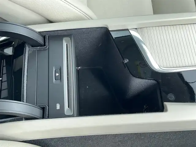 ボルボ ＸＣ６０ D4 AWD モーメンタム 山梨県 2020(令2)年 7.3万km クリスタルホワイトP ワンオーナー　/白革/シートＨ　/純正メモリナビ/フルセグ/ＢＴ　/ＡｐｐｌｅＣａｒＰｌａｙ　/自動駐車　/自動発車　/衝突回避　/ＣＴＡ　/ＡＣＣ　/アダプティブベンディングライト　/ＬＫＡ　/ＢＬＩＳ　/360°カメラ/フットオープナー　