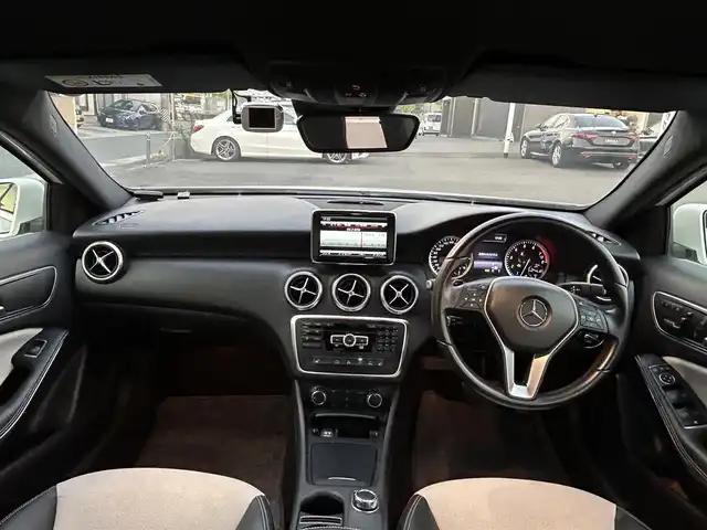 メルセデス・ベンツ Ａ１８０ エディションスタイル 愛知県 2014(平26)年 2.7万km カルサイトホワイト 550台限定車/登録時走行距離27040キロ/純正ナビゲーション/(フルセグTV/BT/AMFMラジオ/USB入力)/前後ドライブレコーダー/バックカメラ/ETC/パーキングアシスト/前席シートヒーター/衝突警告システム/ＥＳＰ　横滑り防止機能/運転席メモリ機能付きパワーシート/クルーズコントロール/パドルシフト/アクティブライトシステム/ブラインドスポットモニター/レーンキープアシスト/前後コーナーセンサー/純正アルミホイール/取扱説明書/整備記録簿