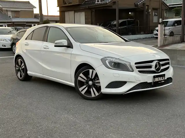 メルセデス・ベンツ Ａ１８０ エディションスタイル 愛知県 2014(平26)年 2.7万km カルサイトホワイト 550台限定車/登録時走行距離27040キロ/純正ナビゲーション/(フルセグTV/BT/AMFMラジオ/USB入力)/前後ドライブレコーダー/バックカメラ/ETC/パーキングアシスト/前席シートヒーター/衝突警告システム/ＥＳＰ　横滑り防止機能/運転席メモリ機能付きパワーシート/クルーズコントロール/パドルシフト/アクティブライトシステム/ブラインドスポットモニター/レーンキープアシスト/前後コーナーセンサー/純正アルミホイール/取扱説明書/整備記録簿