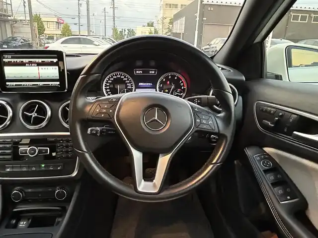 メルセデス・ベンツ Ａ１８０ エディションスタイル 愛知県 2014(平26)年 2.7万km カルサイトホワイト 550台限定車/登録時走行距離27040キロ/純正ナビゲーション/(フルセグTV/BT/AMFMラジオ/USB入力)/前後ドライブレコーダー/バックカメラ/ETC/パーキングアシスト/前席シートヒーター/衝突警告システム/ＥＳＰ　横滑り防止機能/運転席メモリ機能付きパワーシート/クルーズコントロール/パドルシフト/アクティブライトシステム/ブラインドスポットモニター/レーンキープアシスト/前後コーナーセンサー/純正アルミホイール/取扱説明書/整備記録簿