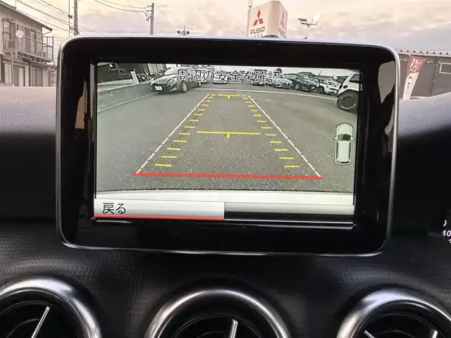 メルセデス・ベンツ Ａ１８０ エディションスタイル 愛知県 2014(平26)年 2.7万km カルサイトホワイト 550台限定車/登録時走行距離27040キロ/純正ナビゲーション/(フルセグTV/BT/AMFMラジオ/USB入力)/前後ドライブレコーダー/バックカメラ/ETC/パーキングアシスト/前席シートヒーター/衝突警告システム/ＥＳＰ　横滑り防止機能/運転席メモリ機能付きパワーシート/クルーズコントロール/パドルシフト/アクティブライトシステム/ブラインドスポットモニター/レーンキープアシスト/前後コーナーセンサー/純正アルミホイール/取扱説明書/整備記録簿