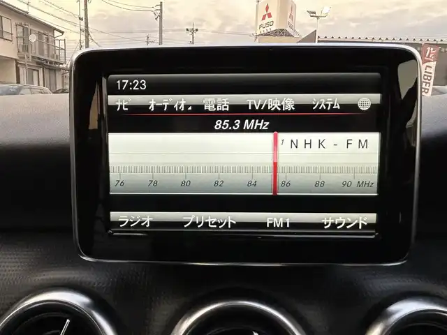 メルセデス・ベンツ Ａ１８０ エディションスタイル 愛知県 2014(平26)年 2.7万km カルサイトホワイト 550台限定車/登録時走行距離27040キロ/純正ナビゲーション/(フルセグTV/BT/AMFMラジオ/USB入力)/前後ドライブレコーダー/バックカメラ/ETC/パーキングアシスト/前席シートヒーター/衝突警告システム/ＥＳＰ　横滑り防止機能/運転席メモリ機能付きパワーシート/クルーズコントロール/パドルシフト/アクティブライトシステム/ブラインドスポットモニター/レーンキープアシスト/前後コーナーセンサー/純正アルミホイール/取扱説明書/整備記録簿