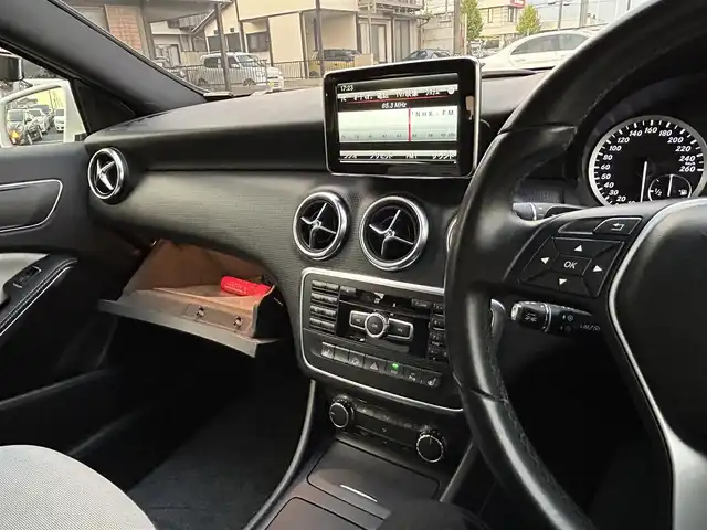 メルセデス・ベンツ Ａ１８０ エディションスタイル 愛知県 2014(平26)年 2.7万km カルサイトホワイト 550台限定車/登録時走行距離27040キロ/純正ナビゲーション/(フルセグTV/BT/AMFMラジオ/USB入力)/前後ドライブレコーダー/バックカメラ/ETC/パーキングアシスト/前席シートヒーター/衝突警告システム/ＥＳＰ　横滑り防止機能/運転席メモリ機能付きパワーシート/クルーズコントロール/パドルシフト/アクティブライトシステム/ブラインドスポットモニター/レーンキープアシスト/前後コーナーセンサー/純正アルミホイール/取扱説明書/整備記録簿