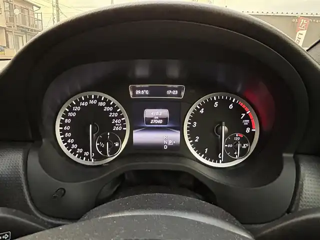メルセデス・ベンツ Ａ１８０ エディションスタイル 愛知県 2014(平26)年 2.7万km カルサイトホワイト 550台限定車/登録時走行距離27040キロ/純正ナビゲーション/(フルセグTV/BT/AMFMラジオ/USB入力)/前後ドライブレコーダー/バックカメラ/ETC/パーキングアシスト/前席シートヒーター/衝突警告システム/ＥＳＰ　横滑り防止機能/運転席メモリ機能付きパワーシート/クルーズコントロール/パドルシフト/アクティブライトシステム/ブラインドスポットモニター/レーンキープアシスト/前後コーナーセンサー/純正アルミホイール/取扱説明書/整備記録簿
