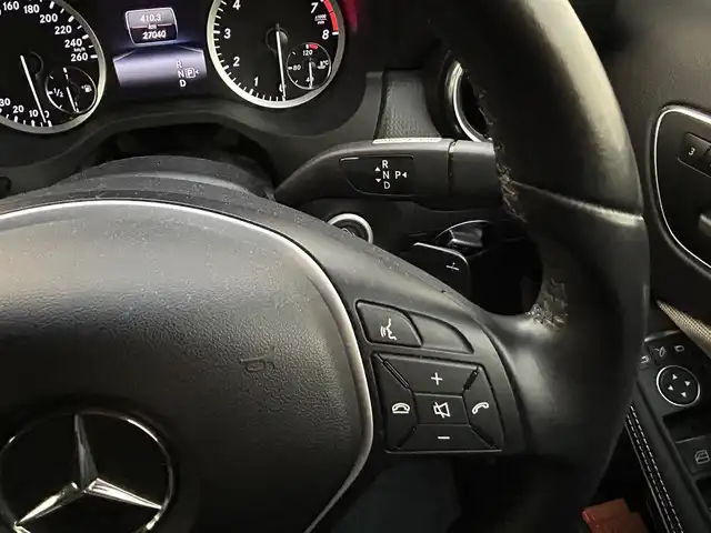 メルセデス・ベンツ Ａ１８０ エディションスタイル 愛知県 2014(平26)年 2.7万km カルサイトホワイト 550台限定車/登録時走行距離27040キロ/純正ナビゲーション/(フルセグTV/BT/AMFMラジオ/USB入力)/前後ドライブレコーダー/バックカメラ/ETC/パーキングアシスト/前席シートヒーター/衝突警告システム/ＥＳＰ　横滑り防止機能/運転席メモリ機能付きパワーシート/クルーズコントロール/パドルシフト/アクティブライトシステム/ブラインドスポットモニター/レーンキープアシスト/前後コーナーセンサー/純正アルミホイール/取扱説明書/整備記録簿