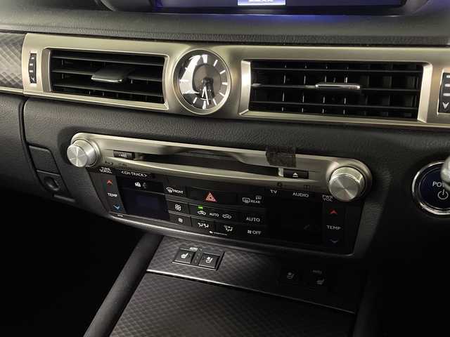 レクサス ＧＳ 300h Fスポーツ 福岡県 2017(平29)年 13.3万km グラファイトブラックガラスフレーク 純正メーカーナビ（CD/DVD/BTA/AUX） バックカメラ フルセグTV 追従型クルーズコントロール ブラインドスポットモニター レーンキープアシスト サンルーフ 電動リアゲート 前席パワーシート パドルシフト オートマチックハイビーム LEDヘッドライト 保証書付き 取扱説明書付き スマートキー ベンチシート 前方ドライブレコーダー 純正フロアマット レザーシート ヒートシーター エアシート 純正アルミホイール 前後コーナーセンサー カーテンエアバッグ 衝突被害軽減システム 盗難防止装置