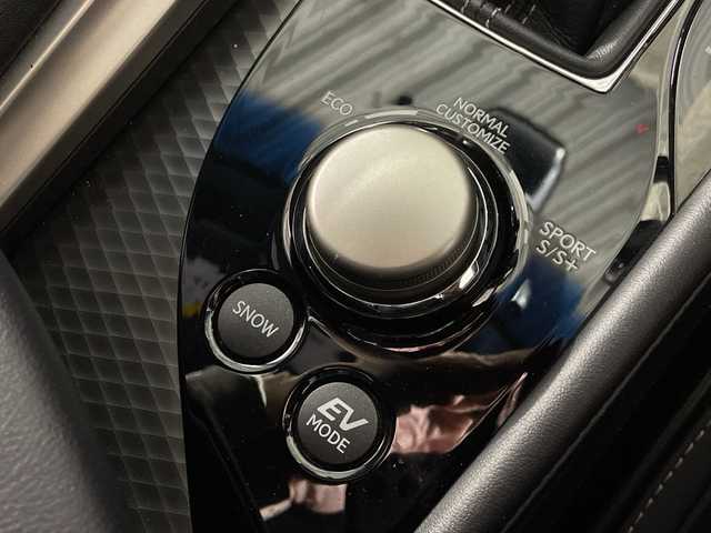 レクサス ＧＳ 300h Fスポーツ 福岡県 2017(平29)年 13.3万km グラファイトブラックガラスフレーク 純正メーカーナビ（CD/DVD/BTA/AUX） バックカメラ フルセグTV 追従型クルーズコントロール ブラインドスポットモニター レーンキープアシスト サンルーフ 電動リアゲート 前席パワーシート パドルシフト オートマチックハイビーム LEDヘッドライト 保証書付き 取扱説明書付き スマートキー ベンチシート 前方ドライブレコーダー 純正フロアマット レザーシート ヒートシーター エアシート 純正アルミホイール 前後コーナーセンサー カーテンエアバッグ 衝突被害軽減システム 盗難防止装置