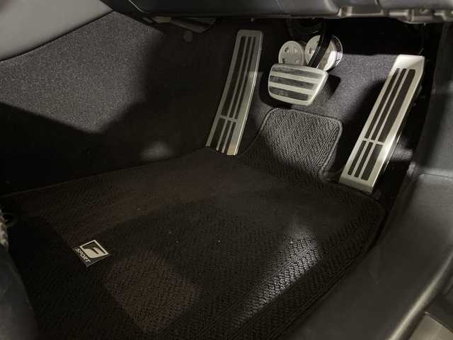 レクサス ＧＳ 300h Fスポーツ 福岡県 2017(平29)年 13.3万km グラファイトブラックガラスフレーク 純正メーカーナビ（CD/DVD/BTA/AUX） バックカメラ フルセグTV 追従型クルーズコントロール ブラインドスポットモニター レーンキープアシスト サンルーフ 電動リアゲート 前席パワーシート パドルシフト オートマチックハイビーム LEDヘッドライト 保証書付き 取扱説明書付き スマートキー ベンチシート 前方ドライブレコーダー 純正フロアマット レザーシート ヒートシーター エアシート 純正アルミホイール 前後コーナーセンサー カーテンエアバッグ 衝突被害軽減システム 盗難防止装置