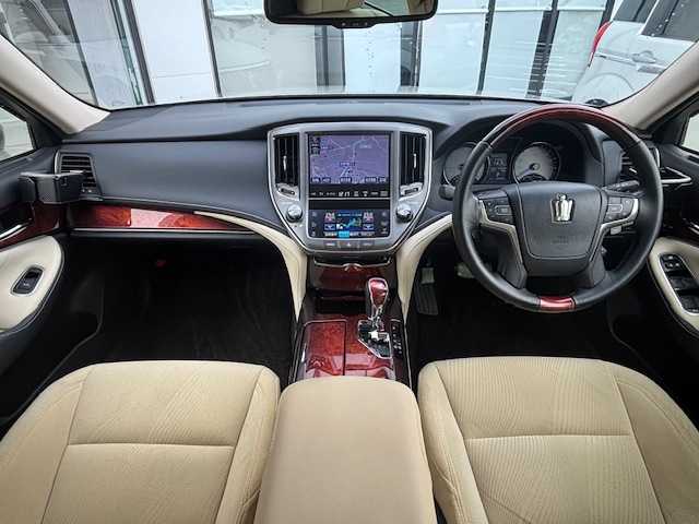 トヨタ クラウン マジェスタ Fバージョン 宮城県 2014(平26)年 6.4万km プレシャスシルバー 登録時走行距離63251km/純正HDDナビ/AM・FM・TV・Bluetooth・CD/ビルトインETC/ドライブレコーダー（前のみ）/バックカメラ/シートメモリー/セキュリティアラートシステム/前席パワーシート/前席シートヒーター/ヘッドライトウォッシャー/プッシュスタート/ALL　Auto　PW/ドアバイザー/フォグランプ/ウインカーミラー/カーテンエアバッグ/スイッチ付き木目調アームレスト