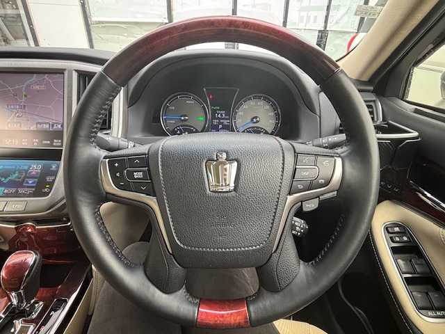 トヨタ クラウン マジェスタ Fバージョン 宮城県 2014(平26)年 6.4万km プレシャスシルバー 登録時走行距離63251km/純正HDDナビ/AM・FM・TV・Bluetooth・CD/ビルトインETC/ドライブレコーダー（前のみ）/バックカメラ/シートメモリー/セキュリティアラートシステム/前席パワーシート/前席シートヒーター/ヘッドライトウォッシャー/プッシュスタート/ALL　Auto　PW/ドアバイザー/フォグランプ/ウインカーミラー/カーテンエアバッグ/スイッチ付き木目調アームレスト