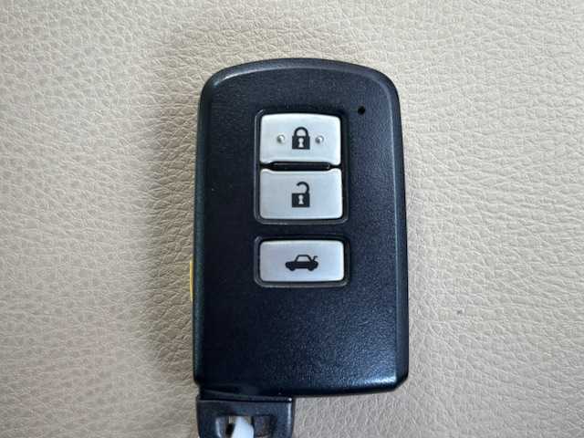 トヨタ クラウン マジェスタ Fバージョン 宮城県 2014(平26)年 6.4万km プレシャスシルバー 登録時走行距離63251km/純正HDDナビ/AM・FM・TV・Bluetooth・CD/ビルトインETC/ドライブレコーダー（前のみ）/バックカメラ/シートメモリー/セキュリティアラートシステム/前席パワーシート/前席シートヒーター/ヘッドライトウォッシャー/プッシュスタート/ALL　Auto　PW/ドアバイザー/フォグランプ/ウインカーミラー/カーテンエアバッグ/スイッチ付き木目調アームレスト