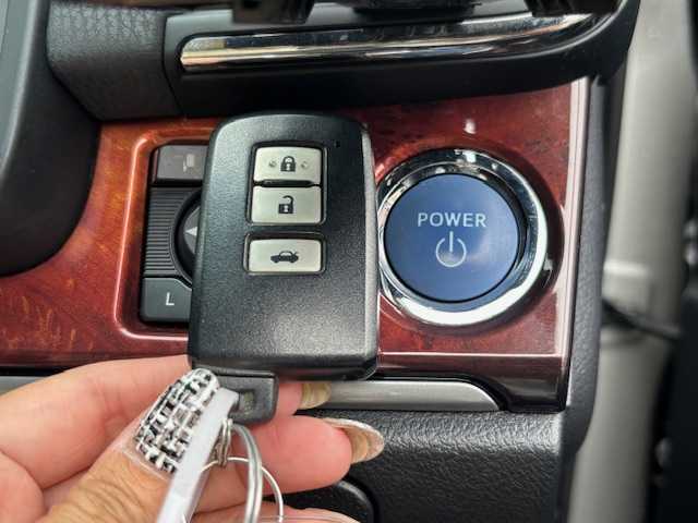 トヨタ クラウン マジェスタ Fバージョン 宮城県 2014(平26)年 6.4万km プレシャスシルバー 登録時走行距離63251km/純正HDDナビ/AM・FM・TV・Bluetooth・CD/ビルトインETC/ドライブレコーダー（前のみ）/バックカメラ/シートメモリー/セキュリティアラートシステム/前席パワーシート/前席シートヒーター/ヘッドライトウォッシャー/プッシュスタート/ALL　Auto　PW/ドアバイザー/フォグランプ/ウインカーミラー/カーテンエアバッグ/スイッチ付き木目調アームレスト