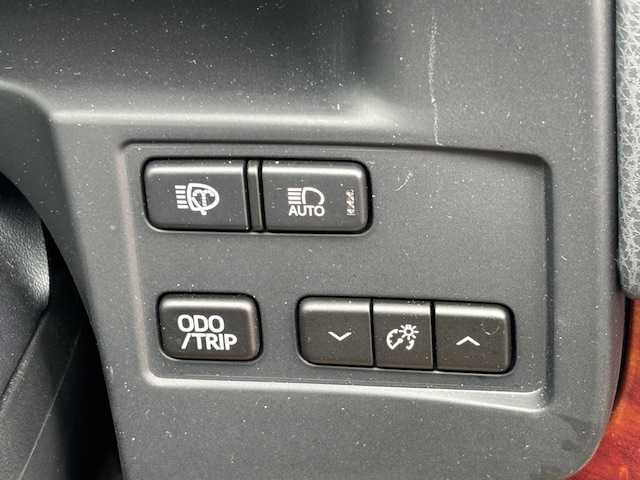 トヨタ クラウン マジェスタ Fバージョン 宮城県 2014(平26)年 6.4万km プレシャスシルバー 登録時走行距離63251km/純正HDDナビ/AM・FM・TV・Bluetooth・CD/ビルトインETC/ドライブレコーダー（前のみ）/バックカメラ/シートメモリー/セキュリティアラートシステム/前席パワーシート/前席シートヒーター/ヘッドライトウォッシャー/プッシュスタート/ALL　Auto　PW/ドアバイザー/フォグランプ/ウインカーミラー/カーテンエアバッグ/スイッチ付き木目調アームレスト