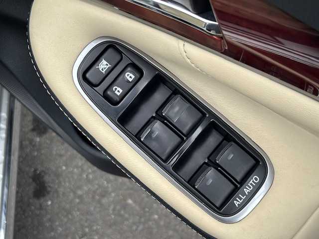 トヨタ クラウン マジェスタ Fバージョン 宮城県 2014(平26)年 6.4万km プレシャスシルバー 登録時走行距離63251km/純正HDDナビ/AM・FM・TV・Bluetooth・CD/ビルトインETC/ドライブレコーダー（前のみ）/バックカメラ/シートメモリー/セキュリティアラートシステム/前席パワーシート/前席シートヒーター/ヘッドライトウォッシャー/プッシュスタート/ALL　Auto　PW/ドアバイザー/フォグランプ/ウインカーミラー/カーテンエアバッグ/スイッチ付き木目調アームレスト