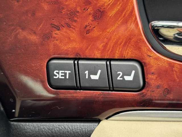 トヨタ クラウン マジェスタ Fバージョン 宮城県 2014(平26)年 6.4万km プレシャスシルバー 登録時走行距離63251km/純正HDDナビ/AM・FM・TV・Bluetooth・CD/ビルトインETC/ドライブレコーダー（前のみ）/バックカメラ/シートメモリー/セキュリティアラートシステム/前席パワーシート/前席シートヒーター/ヘッドライトウォッシャー/プッシュスタート/ALL　Auto　PW/ドアバイザー/フォグランプ/ウインカーミラー/カーテンエアバッグ/スイッチ付き木目調アームレスト