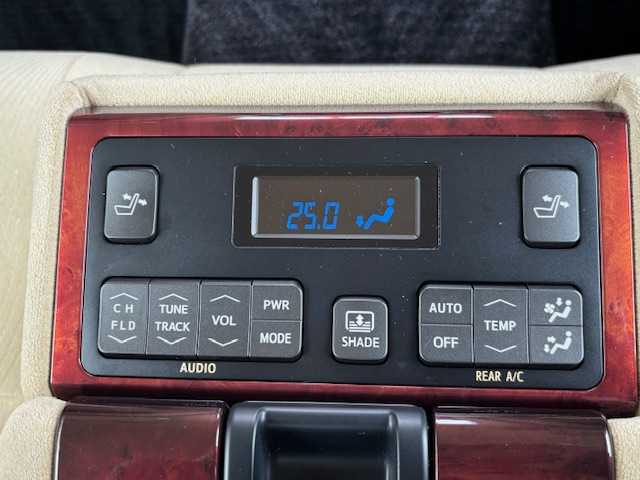 トヨタ クラウン マジェスタ Fバージョン 宮城県 2014(平26)年 6.4万km プレシャスシルバー 登録時走行距離63251km/純正HDDナビ/AM・FM・TV・Bluetooth・CD/ビルトインETC/ドライブレコーダー（前のみ）/バックカメラ/シートメモリー/セキュリティアラートシステム/前席パワーシート/前席シートヒーター/ヘッドライトウォッシャー/プッシュスタート/ALL　Auto　PW/ドアバイザー/フォグランプ/ウインカーミラー/カーテンエアバッグ/スイッチ付き木目調アームレスト