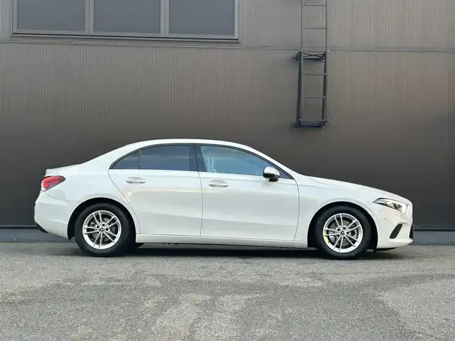 メルセデス・ベンツ Ａ１８０ セダン スタイル 福岡県 2019(令1)年 1.1万km デジタルホワイト レーダーセーフティーパッケージ/・アクティブディスタンスアシストディストロニック/・アクティブブレーキアシスト/・PRESAFE/・PRESAFEプラス/・PRESAFEサウンド/・緊急回避補助システム/・渋滞時緊急ブレーキ機能/・アクティブブラインドスポットアシスト/・アクティブレーンキーピングアシスト/・アクティブステアリングアシスト/純正HDDナビ/フルセグTV/Bカメラ/Bluetooth/ETC/レザーシート/メモリ付きパワーシート/シートヒーター