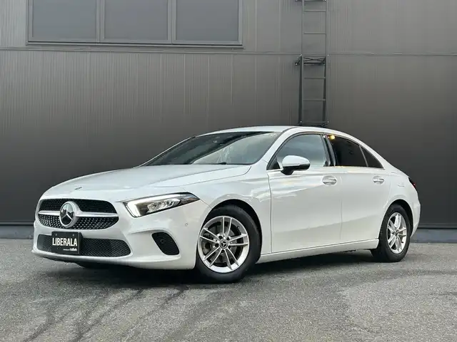 メルセデス・ベンツ Ａ１８０ セダン スタイル 福岡県 2019(令1)年 1.1万km デジタルホワイト レーダーセーフティーパッケージ/・アクティブディスタンスアシストディストロニック/・アクティブブレーキアシスト/・PRESAFE/・PRESAFEプラス/・PRESAFEサウンド/・緊急回避補助システム/・渋滞時緊急ブレーキ機能/・アクティブブラインドスポットアシスト/・アクティブレーンキーピングアシスト/・アクティブステアリングアシスト/純正HDDナビ/フルセグTV/Bカメラ/Bluetooth/ETC/レザーシート/メモリ付きパワーシート/シートヒーター