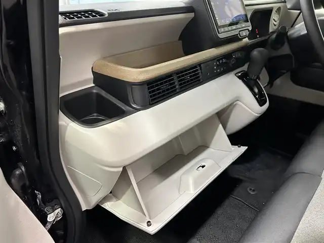 ホンダ Ｎ ＢＯＸ 愛媛県 2024(令6)年 0.3万km クリスタルブラックパール 純正8インチナビ/   BT.USB.フルセグTV/バックカメラ/片側パワスラ/電子パーキングブレーキ/純正フロアマット/スペアキー