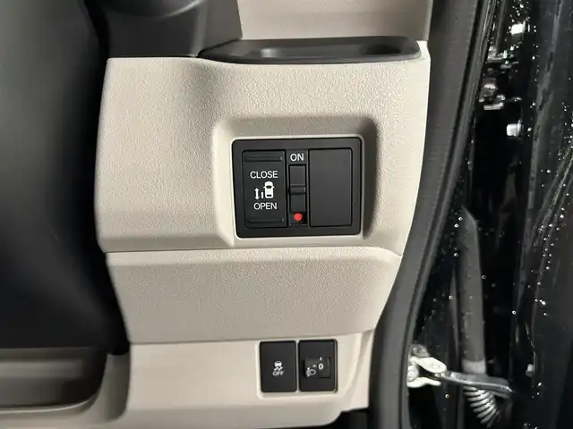 ホンダ Ｎ ＢＯＸ 愛媛県 2024(令6)年 0.3万km クリスタルブラックパール 純正8インチナビ/   BT.USB.フルセグTV/バックカメラ/片側パワスラ/電子パーキングブレーキ/純正フロアマット/スペアキー
