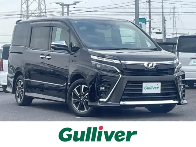 トヨタ ヴォクシー ZS 煌 千葉県 2018(平30)年 3.4万km ブラック 純正ナビ/フルセグテレビ/Bluetooth/DVD/CD/バックカメラ/アルパインフリップダウンモニター/ドライブレコーダー/両側パワースライドドア/クルーズコントロール/ビルトインETC/オートライト/オートマチックハイビーム/LEDヘッドライト/LEDフォグランプ/プッシュスタートボタン/MTモード付AT/革巻きハンドル/ステアリングスイッチ/リアサンシェード/トヨタセーフティーセンス/レーンキープアシスト/衝突被害軽減システム/先行車両発進のお知らせ/車線逸脱警報/盗難防止装置/純正アルミホイール/純正フロアマット/ALLオートパワーウィンドウ/ウィンカーミラー/取扱説明書/スマートキー/スペアキー1本