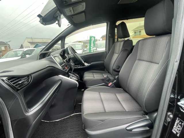 トヨタ ヴォクシー ZS 煌 千葉県 2018(平30)年 3.4万km ブラック 純正ナビ/フルセグテレビ/Bluetooth/DVD/CD/バックカメラ/アルパインフリップダウンモニター/ドライブレコーダー/両側パワースライドドア/クルーズコントロール/ビルトインETC/オートライト/オートマチックハイビーム/LEDヘッドライト/LEDフォグランプ/プッシュスタートボタン/MTモード付AT/革巻きハンドル/ステアリングスイッチ/リアサンシェード/トヨタセーフティーセンス/レーンキープアシスト/衝突被害軽減システム/先行車両発進のお知らせ/車線逸脱警報/盗難防止装置/純正アルミホイール/純正フロアマット/ALLオートパワーウィンドウ/ウィンカーミラー/取扱説明書/スマートキー/スペアキー1本