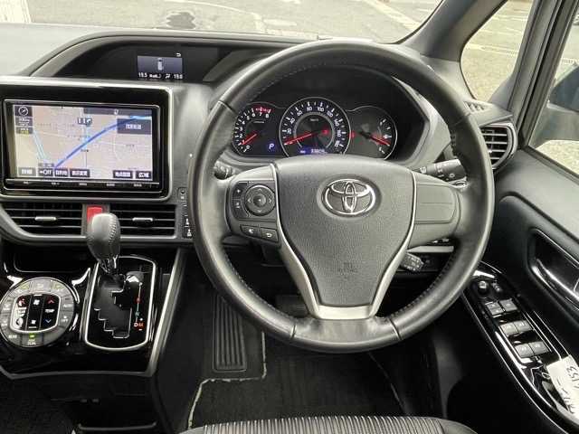 トヨタ ヴォクシー ZS 煌 千葉県 2018(平30)年 3.4万km ブラック 純正ナビ/フルセグテレビ/Bluetooth/DVD/CD/バックカメラ/アルパインフリップダウンモニター/ドライブレコーダー/両側パワースライドドア/クルーズコントロール/ビルトインETC/オートライト/オートマチックハイビーム/LEDヘッドライト/LEDフォグランプ/プッシュスタートボタン/MTモード付AT/革巻きハンドル/ステアリングスイッチ/リアサンシェード/トヨタセーフティーセンス/レーンキープアシスト/衝突被害軽減システム/先行車両発進のお知らせ/車線逸脱警報/盗難防止装置/純正アルミホイール/純正フロアマット/ALLオートパワーウィンドウ/ウィンカーミラー/取扱説明書/スマートキー/スペアキー1本