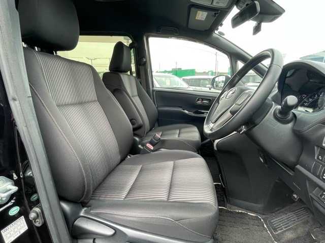 トヨタ ヴォクシー ZS 煌 千葉県 2018(平30)年 3.4万km ブラック 純正ナビ/フルセグテレビ/Bluetooth/DVD/CD/バックカメラ/アルパインフリップダウンモニター/ドライブレコーダー/両側パワースライドドア/クルーズコントロール/ビルトインETC/オートライト/オートマチックハイビーム/LEDヘッドライト/LEDフォグランプ/プッシュスタートボタン/MTモード付AT/革巻きハンドル/ステアリングスイッチ/リアサンシェード/トヨタセーフティーセンス/レーンキープアシスト/衝突被害軽減システム/先行車両発進のお知らせ/車線逸脱警報/盗難防止装置/純正アルミホイール/純正フロアマット/ALLオートパワーウィンドウ/ウィンカーミラー/取扱説明書/スマートキー/スペアキー1本