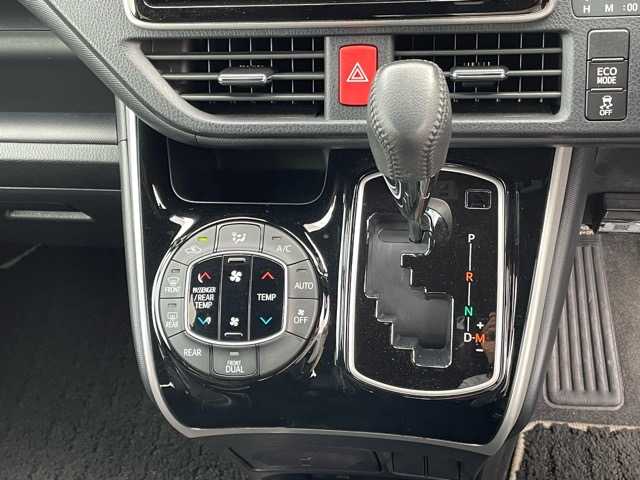 トヨタ ヴォクシー ZS 煌 千葉県 2018(平30)年 3.4万km ブラック 純正ナビ/フルセグテレビ/Bluetooth/DVD/CD/バックカメラ/アルパインフリップダウンモニター/ドライブレコーダー/両側パワースライドドア/クルーズコントロール/ビルトインETC/オートライト/オートマチックハイビーム/LEDヘッドライト/LEDフォグランプ/プッシュスタートボタン/MTモード付AT/革巻きハンドル/ステアリングスイッチ/リアサンシェード/トヨタセーフティーセンス/レーンキープアシスト/衝突被害軽減システム/先行車両発進のお知らせ/車線逸脱警報/盗難防止装置/純正アルミホイール/純正フロアマット/ALLオートパワーウィンドウ/ウィンカーミラー/取扱説明書/スマートキー/スペアキー1本