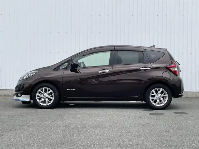 日産 ノート e－パワー メダリスト 福岡県 2016(平28)年 3.4万km インペリアルアンバーP 純正ナビ（ＭＭ３１６Ｄ－Ｗ）　アラウンドビューモニター　インテリジェントルームミラー　エマージェンシーブレーキ　ハーフレザーシート　ＬＥＤヘッドライト　フルセグ　ＣＤ／ＤＶＤ　ブルートゥース　ＥＴＣ
