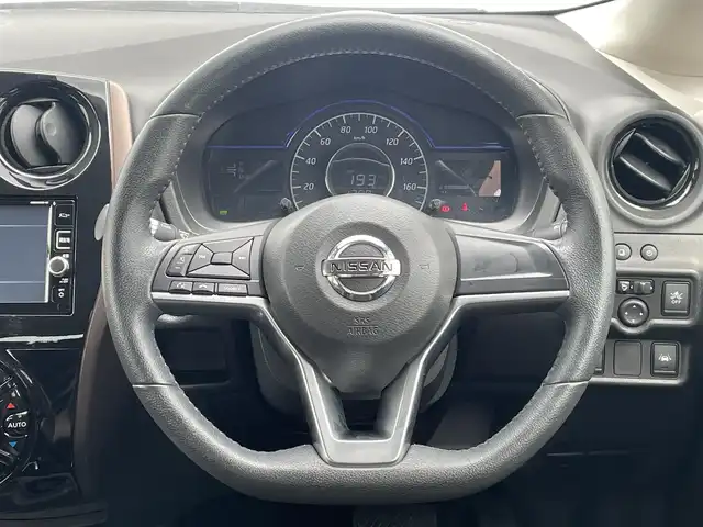 日産 ノート e－パワー メダリスト 福岡県 2016(平28)年 3.4万km インペリアルアンバーP 純正ナビ（ＭＭ３１６Ｄ－Ｗ）　アラウンドビューモニター　インテリジェントルームミラー　エマージェンシーブレーキ　ハーフレザーシート　ＬＥＤヘッドライト　フルセグ　ＣＤ／ＤＶＤ　ブルートゥース　ＥＴＣ