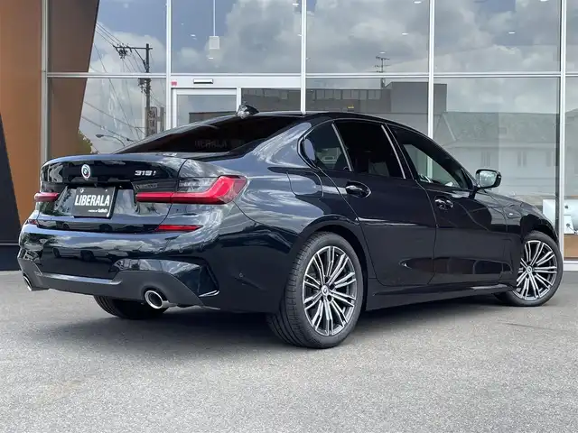 ＢＭＷ ３１８ｉ Mスポーツ 岐阜県 2022(令4)年 0.4万km サファイアブラックP ＢＭＷライブ・コックピット　/BMWカーブド・ディスプレイ  /12.3インチ マルチ・ディスプレイ・メーター・パネル  /14.9インチ ワイド・コントロール・ディスプレイ（タッチ・パネル機能付）/HDDナビゲーション・システム（VICS 3メディア対応）/ＡＣＣ/レーン・ディパーチャー・ウォーニング（車線逸脱警告システム）/レーン・チェンジ・ウォーニング/レーン・キーピング・アシスト/電動リアゲート/シートヒーター/パワーシート