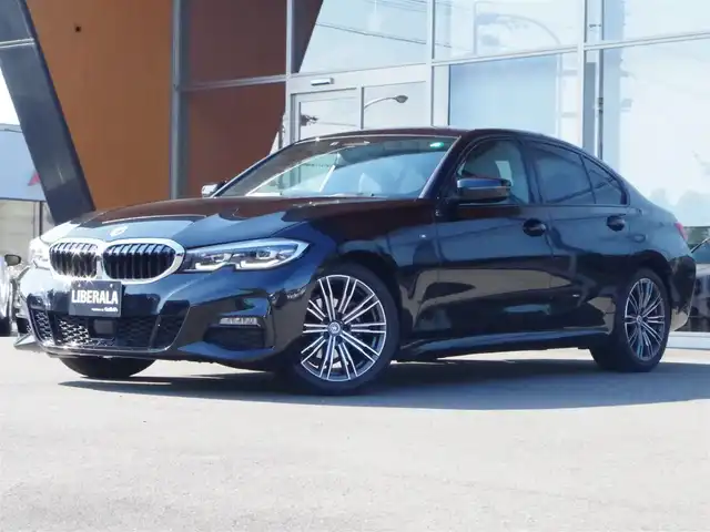 ＢＭＷ ３１８ｉ Mスポーツ 岐阜県 2022(令4)年 0.4万km サファイアブラックP ＢＭＷライブ・コックピット　/BMWカーブド・ディスプレイ  /12.3インチ マルチ・ディスプレイ・メーター・パネル  /14.9インチ ワイド・コントロール・ディスプレイ（タッチ・パネル機能付）/HDDナビゲーション・システム（VICS 3メディア対応）/ＡＣＣ/レーン・ディパーチャー・ウォーニング（車線逸脱警告システム）/レーン・チェンジ・ウォーニング/レーン・キーピング・アシスト/電動リアゲート/シートヒーター/パワーシート