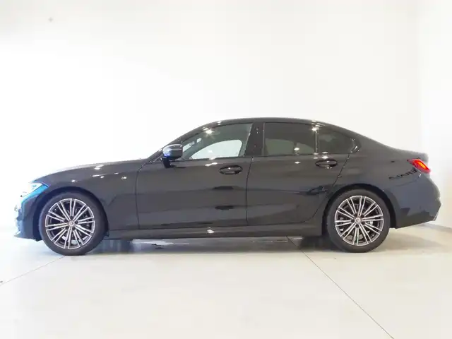 ＢＭＷ ３１８ｉ Mスポーツ 岐阜県 2022(令4)年 0.4万km サファイアブラックP ＢＭＷライブ・コックピット　/BMWカーブド・ディスプレイ  /12.3インチ マルチ・ディスプレイ・メーター・パネル  /14.9インチ ワイド・コントロール・ディスプレイ（タッチ・パネル機能付）/HDDナビゲーション・システム（VICS 3メディア対応）/ＡＣＣ/レーン・ディパーチャー・ウォーニング（車線逸脱警告システム）/レーン・チェンジ・ウォーニング/レーン・キーピング・アシスト/電動リアゲート/シートヒーター/パワーシート