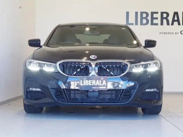 ＢＭＷ ３１８ｉ Mスポーツ 岐阜県 2022(令4)年 0.4万km サファイアブラックP ＢＭＷライブ・コックピット　/BMWカーブド・ディスプレイ  /12.3インチ マルチ・ディスプレイ・メーター・パネル  /14.9インチ ワイド・コントロール・ディスプレイ（タッチ・パネル機能付）/HDDナビゲーション・システム（VICS 3メディア対応）/ＡＣＣ/レーン・ディパーチャー・ウォーニング（車線逸脱警告システム）/レーン・チェンジ・ウォーニング/レーン・キーピング・アシスト/電動リアゲート/シートヒーター/パワーシート