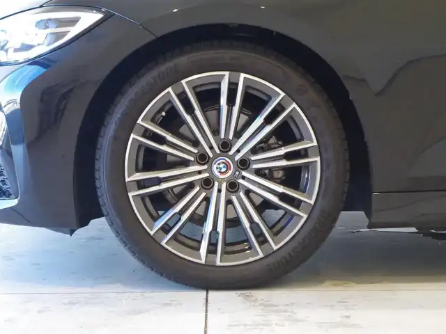 ＢＭＷ ３１８ｉ Mスポーツ 岐阜県 2022(令4)年 0.4万km サファイアブラックP ＢＭＷライブ・コックピット　/BMWカーブド・ディスプレイ  /12.3インチ マルチ・ディスプレイ・メーター・パネル  /14.9インチ ワイド・コントロール・ディスプレイ（タッチ・パネル機能付）/HDDナビゲーション・システム（VICS 3メディア対応）/ＡＣＣ/レーン・ディパーチャー・ウォーニング（車線逸脱警告システム）/レーン・チェンジ・ウォーニング/レーン・キーピング・アシスト/電動リアゲート/シートヒーター/パワーシート