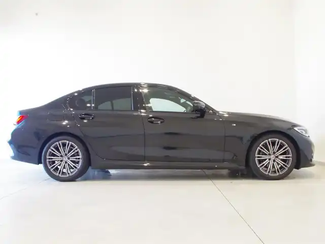 ＢＭＷ ３１８ｉ Mスポーツ 岐阜県 2022(令4)年 0.4万km サファイアブラックP ＢＭＷライブ・コックピット　/BMWカーブド・ディスプレイ  /12.3インチ マルチ・ディスプレイ・メーター・パネル  /14.9インチ ワイド・コントロール・ディスプレイ（タッチ・パネル機能付）/HDDナビゲーション・システム（VICS 3メディア対応）/ＡＣＣ/レーン・ディパーチャー・ウォーニング（車線逸脱警告システム）/レーン・チェンジ・ウォーニング/レーン・キーピング・アシスト/電動リアゲート/シートヒーター/パワーシート