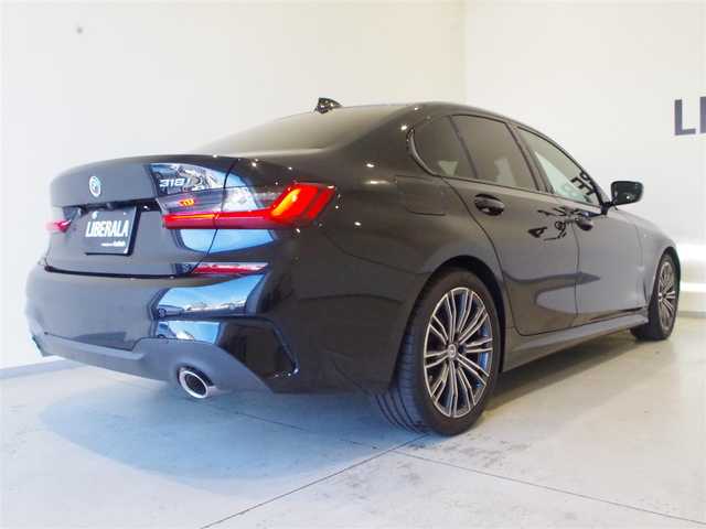 ＢＭＷ ３１８ｉ Mスポーツ 岐阜県 2022(令4)年 0.4万km サファイアブラックP ＢＭＷライブ・コックピット　/BMWカーブド・ディスプレイ  /12.3インチ マルチ・ディスプレイ・メーター・パネル  /14.9インチ ワイド・コントロール・ディスプレイ（タッチ・パネル機能付）/HDDナビゲーション・システム（VICS 3メディア対応）/ＡＣＣ/レーン・ディパーチャー・ウォーニング（車線逸脱警告システム）/レーン・チェンジ・ウォーニング/レーン・キーピング・アシスト/電動リアゲート/シートヒーター/パワーシート
