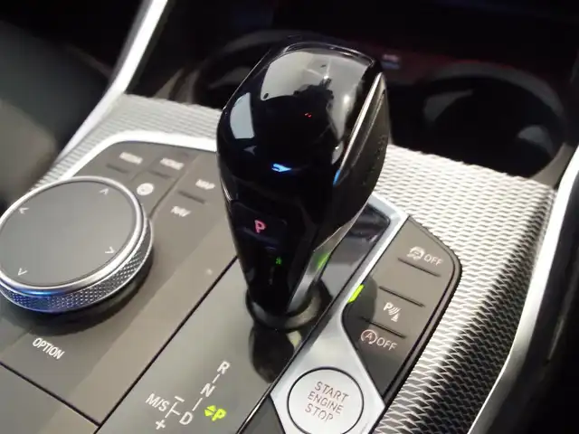 ＢＭＷ ３１８ｉ Mスポーツ 岐阜県 2022(令4)年 0.4万km サファイアブラックP ＢＭＷライブ・コックピット　/BMWカーブド・ディスプレイ  /12.3インチ マルチ・ディスプレイ・メーター・パネル  /14.9インチ ワイド・コントロール・ディスプレイ（タッチ・パネル機能付）/HDDナビゲーション・システム（VICS 3メディア対応）/ＡＣＣ/レーン・ディパーチャー・ウォーニング（車線逸脱警告システム）/レーン・チェンジ・ウォーニング/レーン・キーピング・アシスト/電動リアゲート/シートヒーター/パワーシート