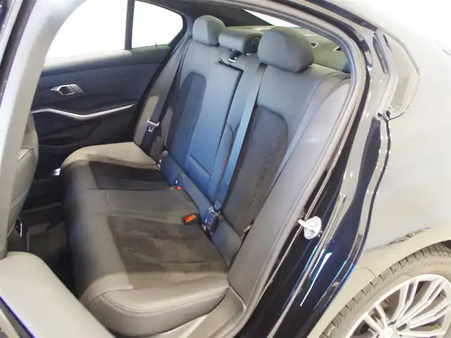 ＢＭＷ ３１８ｉ Mスポーツ 岐阜県 2022(令4)年 0.4万km サファイアブラックP ＢＭＷライブ・コックピット　/BMWカーブド・ディスプレイ  /12.3インチ マルチ・ディスプレイ・メーター・パネル  /14.9インチ ワイド・コントロール・ディスプレイ（タッチ・パネル機能付）/HDDナビゲーション・システム（VICS 3メディア対応）/ＡＣＣ/レーン・ディパーチャー・ウォーニング（車線逸脱警告システム）/レーン・チェンジ・ウォーニング/レーン・キーピング・アシスト/電動リアゲート/シートヒーター/パワーシート