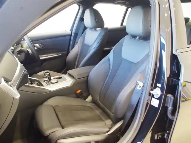 ＢＭＷ ３１８ｉ Mスポーツ 岐阜県 2022(令4)年 0.4万km サファイアブラックP ＢＭＷライブ・コックピット　/BMWカーブド・ディスプレイ  /12.3インチ マルチ・ディスプレイ・メーター・パネル  /14.9インチ ワイド・コントロール・ディスプレイ（タッチ・パネル機能付）/HDDナビゲーション・システム（VICS 3メディア対応）/ＡＣＣ/レーン・ディパーチャー・ウォーニング（車線逸脱警告システム）/レーン・チェンジ・ウォーニング/レーン・キーピング・アシスト/電動リアゲート/シートヒーター/パワーシート