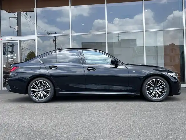 ＢＭＷ ３１８ｉ Mスポーツ 岐阜県 2022(令4)年 0.4万km サファイアブラックP ＢＭＷライブ・コックピット　/BMWカーブド・ディスプレイ  /12.3インチ マルチ・ディスプレイ・メーター・パネル  /14.9インチ ワイド・コントロール・ディスプレイ（タッチ・パネル機能付）/HDDナビゲーション・システム（VICS 3メディア対応）/ＡＣＣ/レーン・ディパーチャー・ウォーニング（車線逸脱警告システム）/レーン・チェンジ・ウォーニング/レーン・キーピング・アシスト/電動リアゲート/シートヒーター/パワーシート