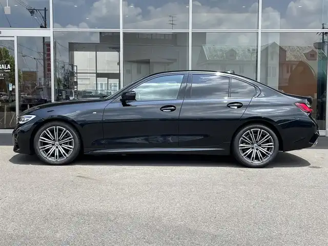 ＢＭＷ ３１８ｉ Mスポーツ 岐阜県 2022(令4)年 0.4万km サファイアブラックP ＢＭＷライブ・コックピット　/BMWカーブド・ディスプレイ  /12.3インチ マルチ・ディスプレイ・メーター・パネル  /14.9インチ ワイド・コントロール・ディスプレイ（タッチ・パネル機能付）/HDDナビゲーション・システム（VICS 3メディア対応）/ＡＣＣ/レーン・ディパーチャー・ウォーニング（車線逸脱警告システム）/レーン・チェンジ・ウォーニング/レーン・キーピング・アシスト/電動リアゲート/シートヒーター/パワーシート