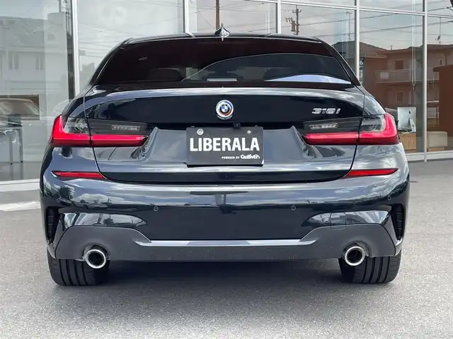 ＢＭＷ ３１８ｉ Mスポーツ 岐阜県 2022(令4)年 0.4万km サファイアブラックP ＢＭＷライブ・コックピット　/BMWカーブド・ディスプレイ  /12.3インチ マルチ・ディスプレイ・メーター・パネル  /14.9インチ ワイド・コントロール・ディスプレイ（タッチ・パネル機能付）/HDDナビゲーション・システム（VICS 3メディア対応）/ＡＣＣ/レーン・ディパーチャー・ウォーニング（車線逸脱警告システム）/レーン・チェンジ・ウォーニング/レーン・キーピング・アシスト/電動リアゲート/シートヒーター/パワーシート