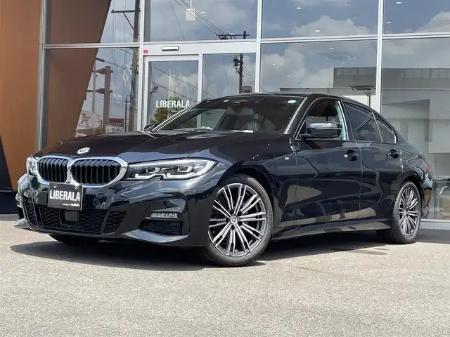 ＢＭＷ ３１８ｉ Mスポーツ 岐阜県 2022(令4)年 0.4万km サファイアブラックP ＢＭＷライブ・コックピット　/BMWカーブド・ディスプレイ  /12.3インチ マルチ・ディスプレイ・メーター・パネル  /14.9インチ ワイド・コントロール・ディスプレイ（タッチ・パネル機能付）/HDDナビゲーション・システム（VICS 3メディア対応）/ＡＣＣ/レーン・ディパーチャー・ウォーニング（車線逸脱警告システム）/レーン・チェンジ・ウォーニング/レーン・キーピング・アシスト/電動リアゲート/シートヒーター/パワーシート