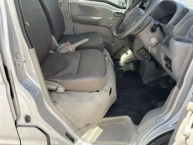 スズキ エブリイ PA 滋賀県 2023(令5)年 2.8万km シルキーシルバーメタリック 純正ラジオ/（AM/FM）/ETC/ドライブレコーダー/セーフティサポート/・横滑り防止装置/・ABS（アンチロックブレーキシステム）/・VDC（ビークルダイナミクスコントロール）/・ブレーキアシスト/・ヒルスタートアシスト/アイドリングストップ/オートライト/ハロゲンヘッドライト/ヘッドライトライトレベリング/マニュアルエアコン/マニュアルウィンドウ/パワーステアリング/純正フロアマット/純正ドアバイザー