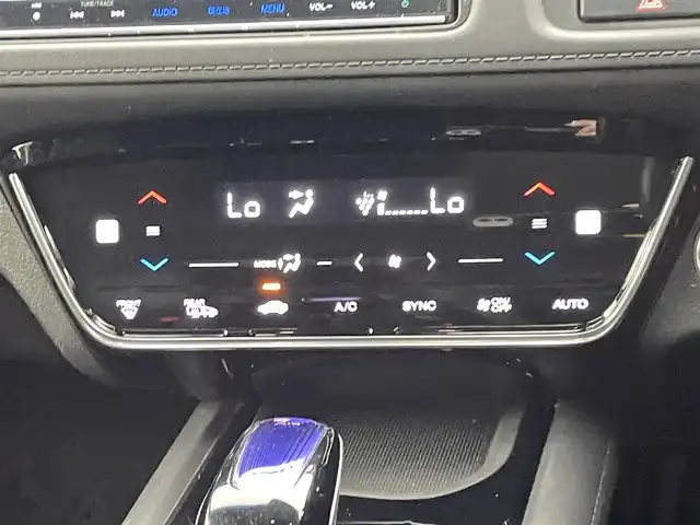 ホンダ ヴェゼル ハイブリッド Z ホンダセンシング 熊本県 2017(平29)年 7.7万km クリスタルブラックパール 禁煙車/純正８型ナビVXM-165VFEi（フルセグTV・AM・FM・Bluetooth・USB）/アルパインフリップダウンモニター/バックカメラ/レーダークルーズコントロール/ETC/前席シートヒーター/ホンダセンシング/衝突軽減ブレーキ/レーンキープアシスト/横滑り防止/ダウンヒルアシスト/ハーフレザーシート/社外フロアマット/純正17インチAW/オートライト/LEDオートライト/フォグランプ/ルーフレール/スマートキー/プッシュスタート