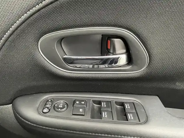 ホンダ ヴェゼル ハイブリッド Z ホンダセンシング 熊本県 2017(平29)年 7.7万km クリスタルブラックパール 禁煙車/純正８型ナビVXM-165VFEi（フルセグTV・AM・FM・Bluetooth・USB）/アルパインフリップダウンモニター/バックカメラ/レーダークルーズコントロール/ETC/前席シートヒーター/ホンダセンシング/衝突軽減ブレーキ/レーンキープアシスト/横滑り防止/ダウンヒルアシスト/ハーフレザーシート/社外フロアマット/純正17インチAW/オートライト/LEDオートライト/フォグランプ/ルーフレール/スマートキー/プッシュスタート