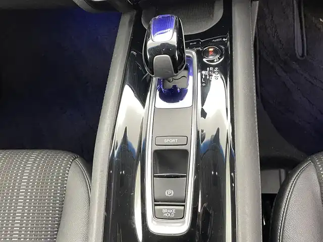 ホンダ ヴェゼル ハイブリッド Z ホンダセンシング 熊本県 2017(平29)年 7.7万km クリスタルブラックパール 禁煙車/純正８型ナビVXM-165VFEi（フルセグTV・AM・FM・Bluetooth・USB）/アルパインフリップダウンモニター/バックカメラ/レーダークルーズコントロール/ETC/前席シートヒーター/ホンダセンシング/衝突軽減ブレーキ/レーンキープアシスト/横滑り防止/ダウンヒルアシスト/ハーフレザーシート/社外フロアマット/純正17インチAW/オートライト/LEDオートライト/フォグランプ/ルーフレール/スマートキー/プッシュスタート