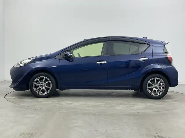 トヨタ アクア S スタイルブラック 新潟県 2018(平30)年 6万km ダークブルーマイカ 社外メモリナビ（Bluetooth・USB・CD・DVD）/フルセグ　/バックカメラ　/前方ドライブレコーダー/レーンキープアシスト　/前後コーナーセンサー　/クルーズコントロール/パーキングサポートブレーキ　/衝突被害軽減システム/ステアリングスイッチ/社外１５インチアルミホイール/純正フロアマット/ハロゲンオートライト　/オートマチックハイビーム　/保証書/取扱説明書/スマートキー/スペアキー